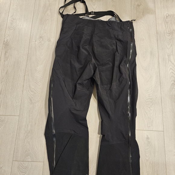 Arc'teryx Men's  Black  Bib Ski Pants - Picture 3 of 11